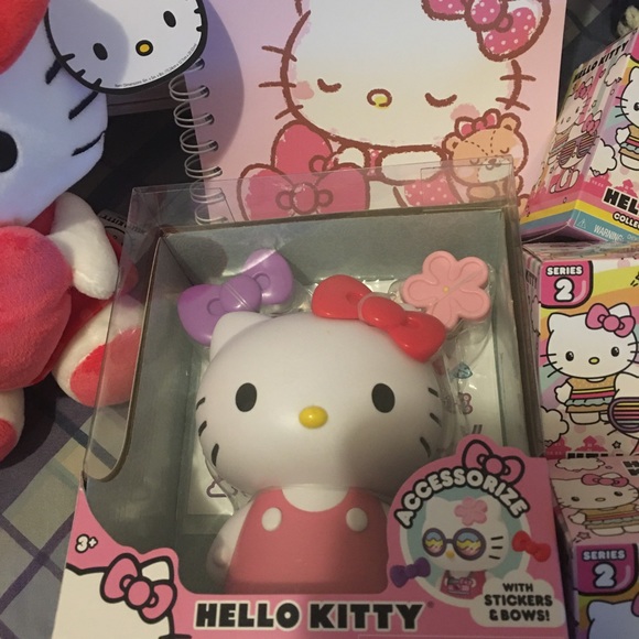 Hello Kitty backpack, stuffed toy, notebook and five below collectible figures - Picture 5 of 9